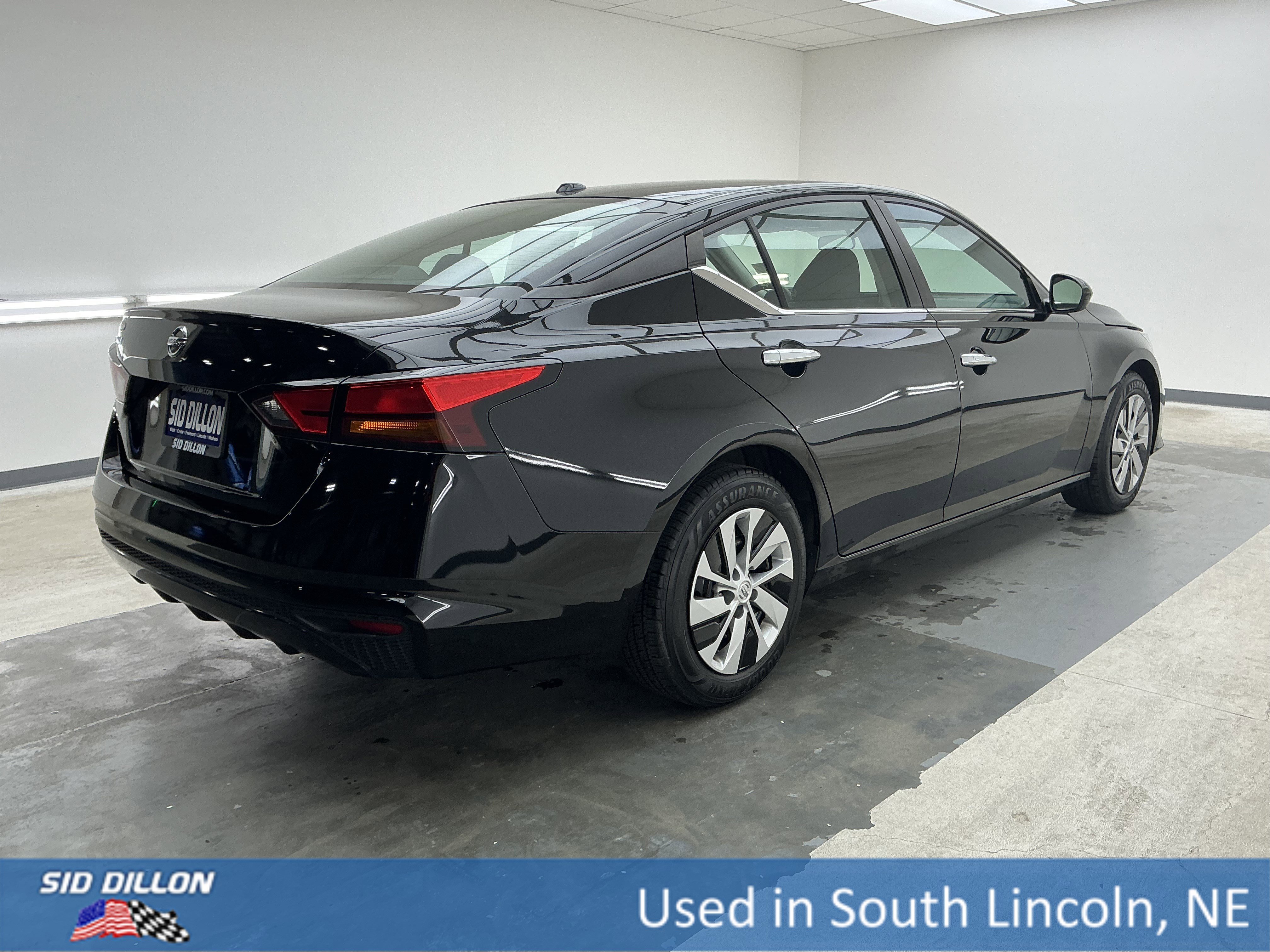 Used 2020 Super Black Nissan 2.5 S image 4