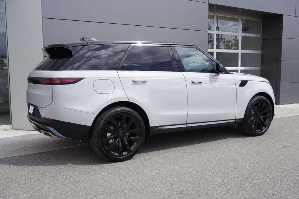 New 2026 Borasco Grey Land Rover SE image 4