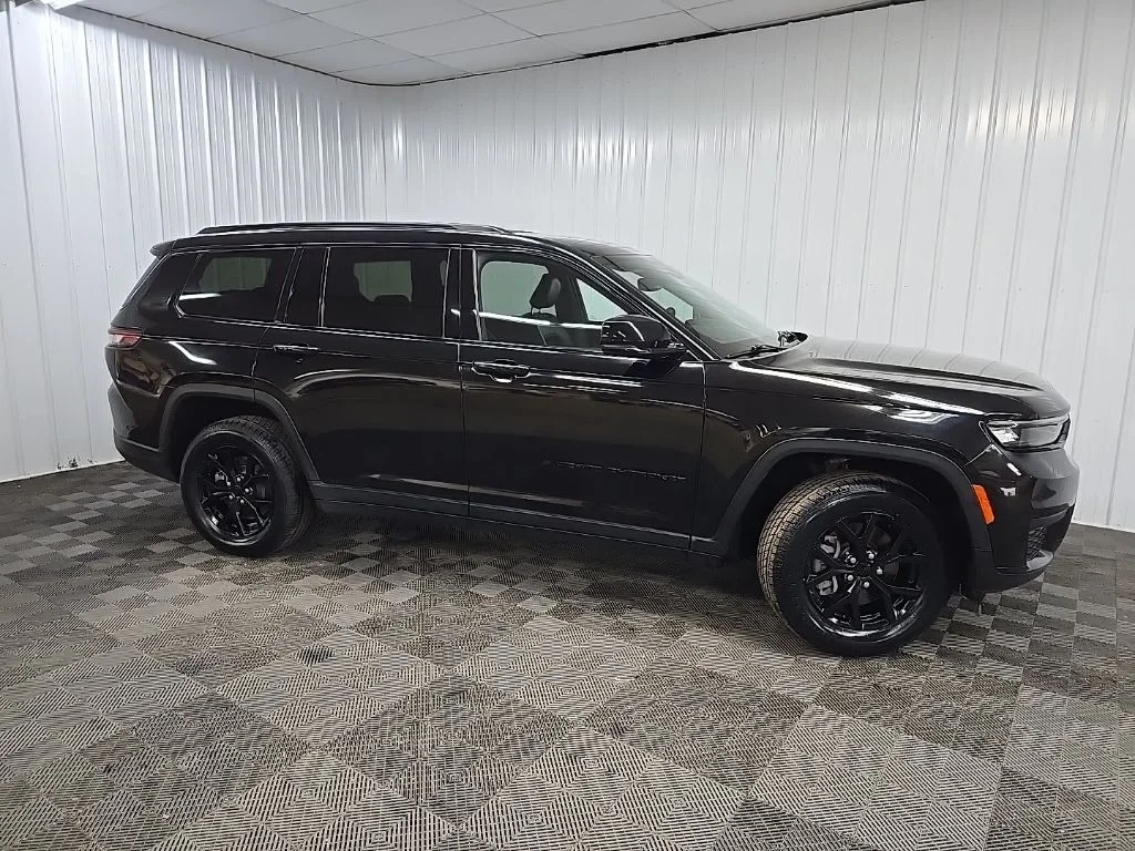 Used 2024 Black Jeep Altitude image 1