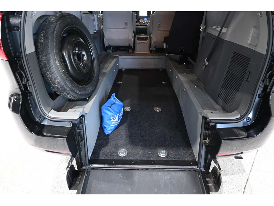 Used 2019 BLACK Toyota XLE Mobility Handicap Van image 19
