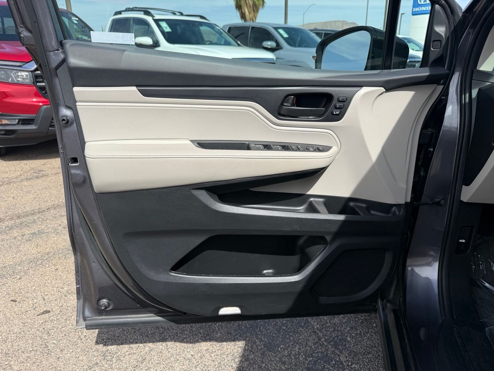 Used 2025 Solar Silver Metallic Honda EX-L image 11