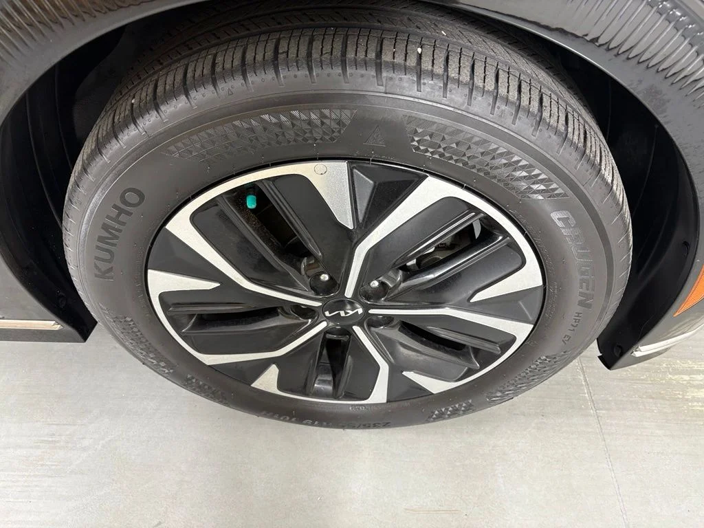 Used 2023 Gray Kia Wind image 10