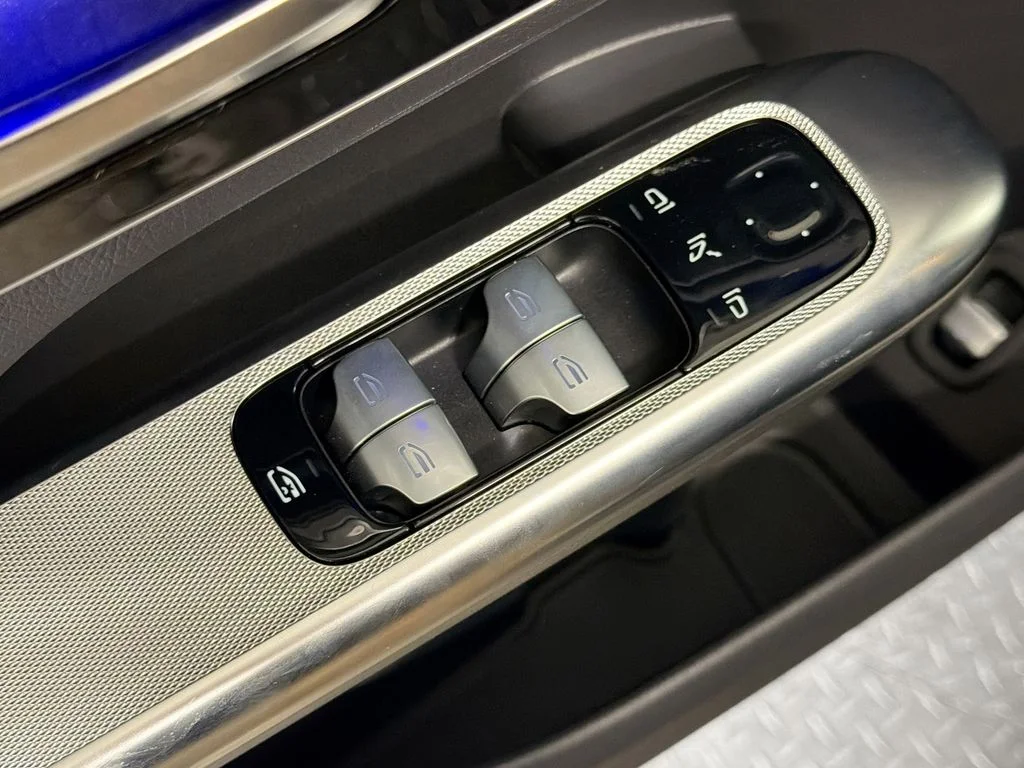 Used 2025  Mercedes-Benz GLC 300 image 18