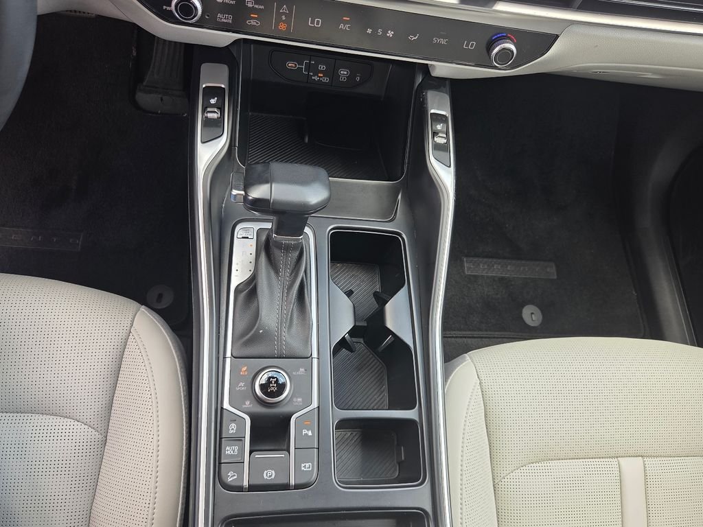Used 2025 Black Kia S image 21