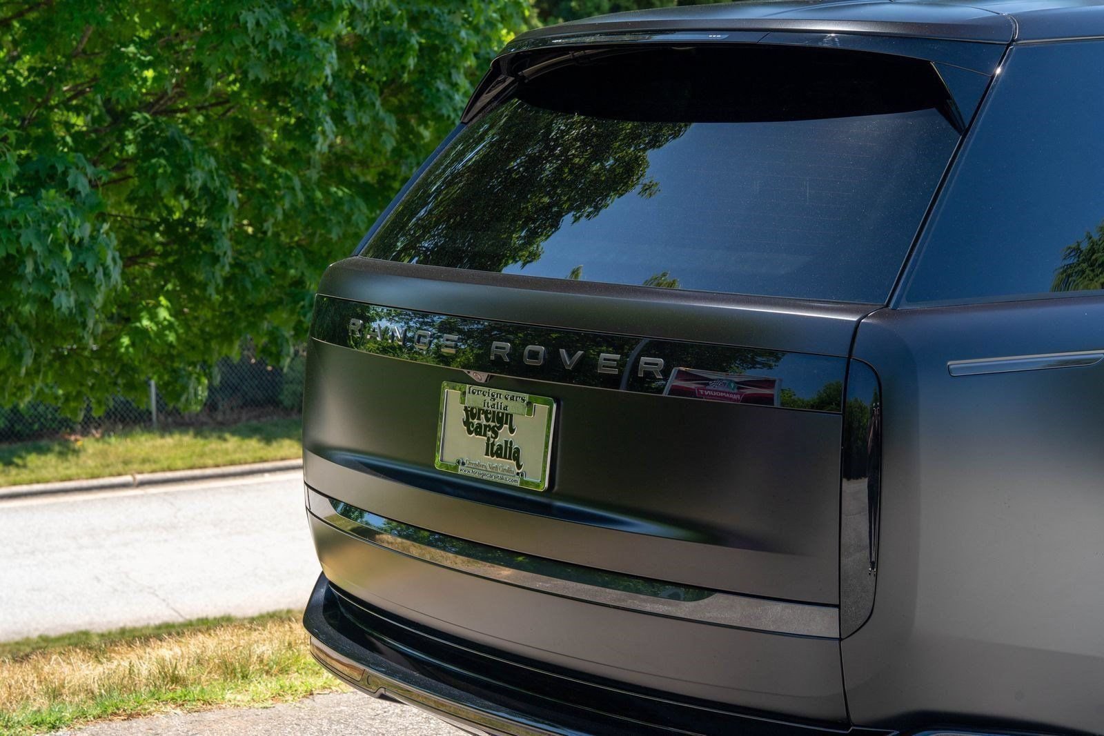 Used 2025 Obsidian Black SV Bespoke Ultra Metallic Satin Land Rover Autobiography image 12