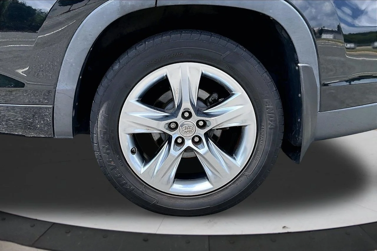 Used 2015 Black Toyota Limited image 37