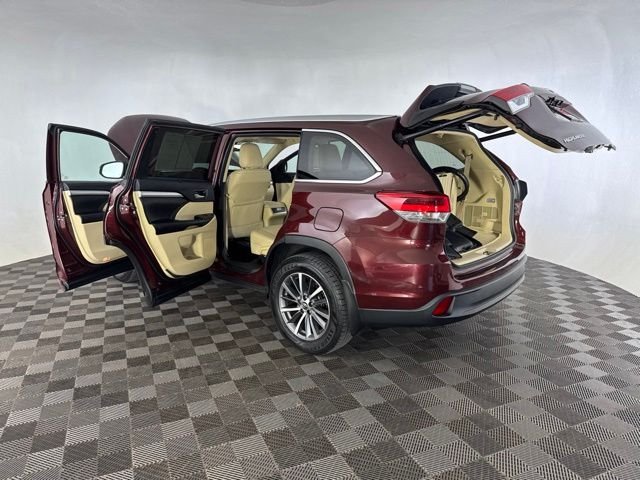 Used 2018 Red Toyota XLE image 19