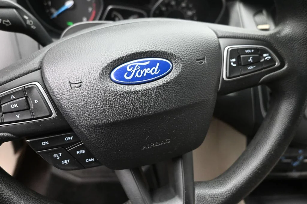 Used 2015 Red Ford SE image 17