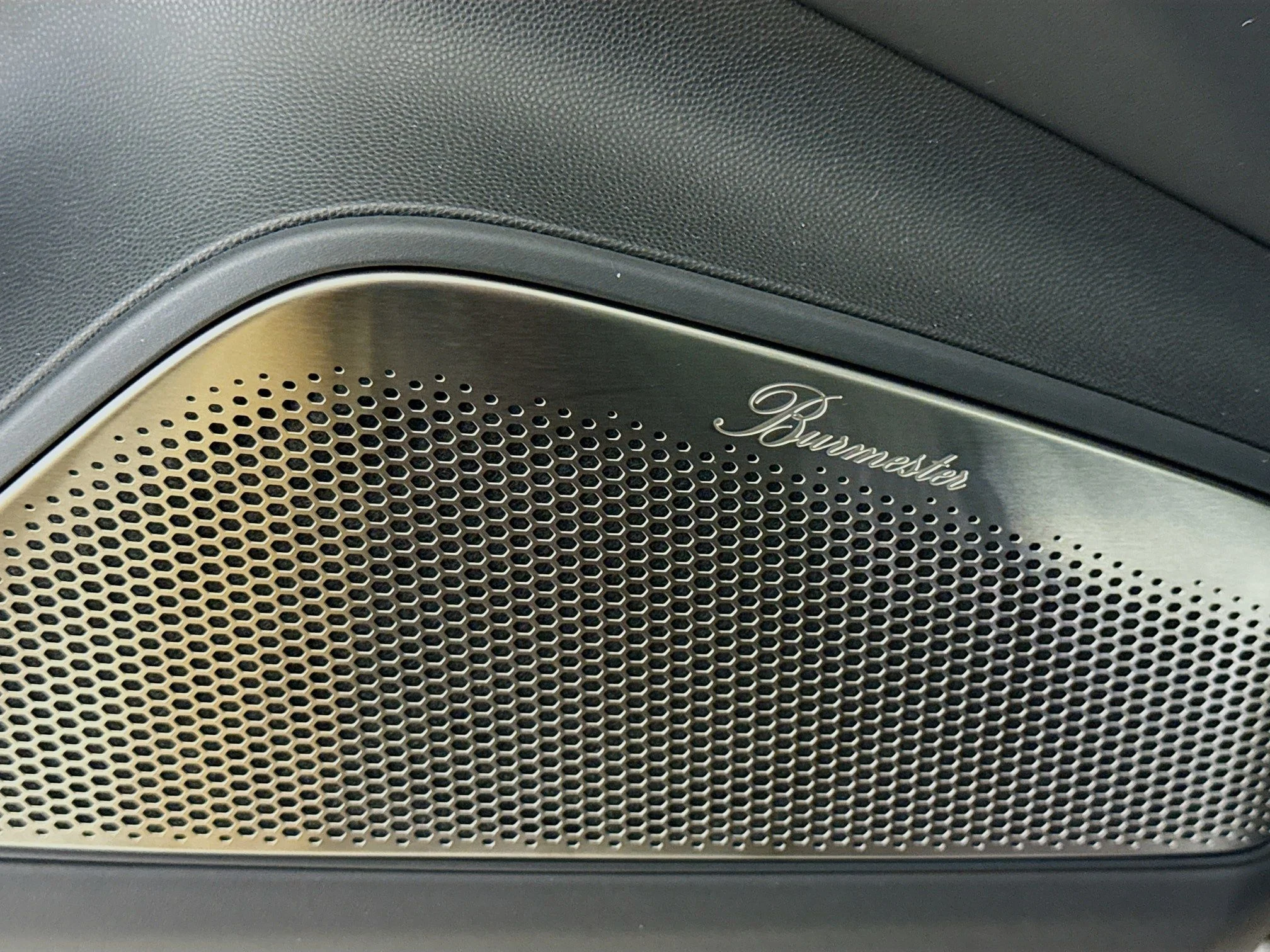 2025 Porsche Macan Turbo Electric - Photo 12