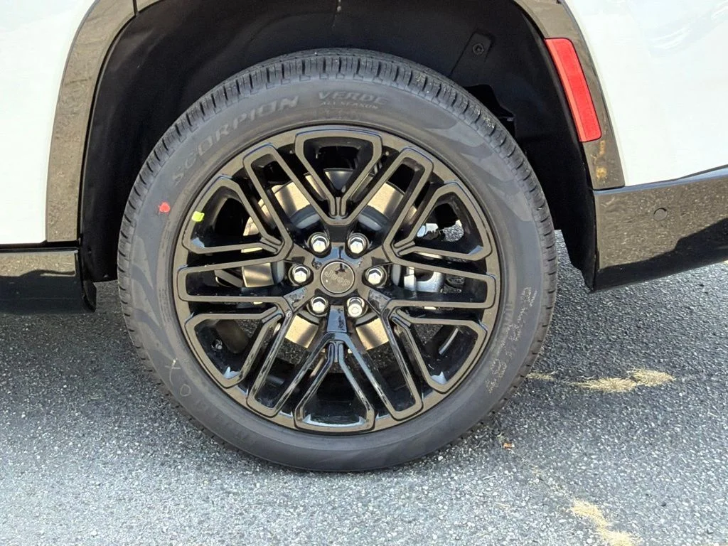 New 2026 Bright White Clear-Coat Exterior Paint Jeep  image 17