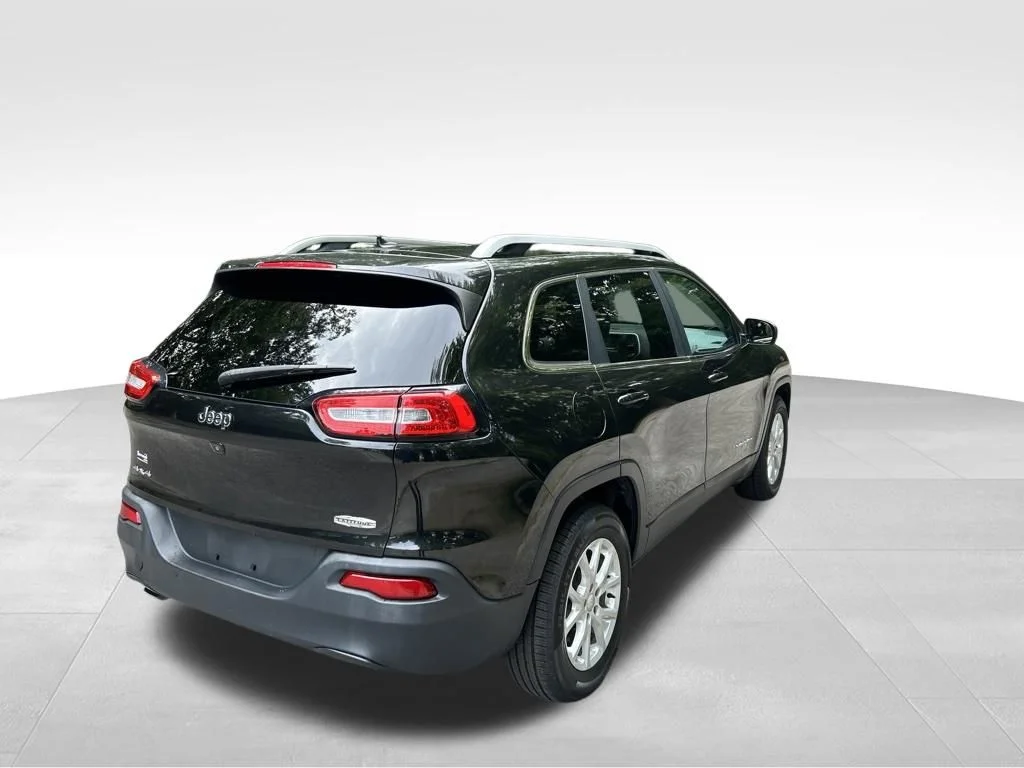 Used 2016 Black Jeep Latitude image 5