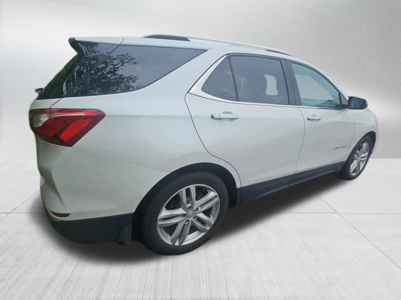 Used 2018 Iridescent Pearl Tricoat Chevrolet Premier image 4