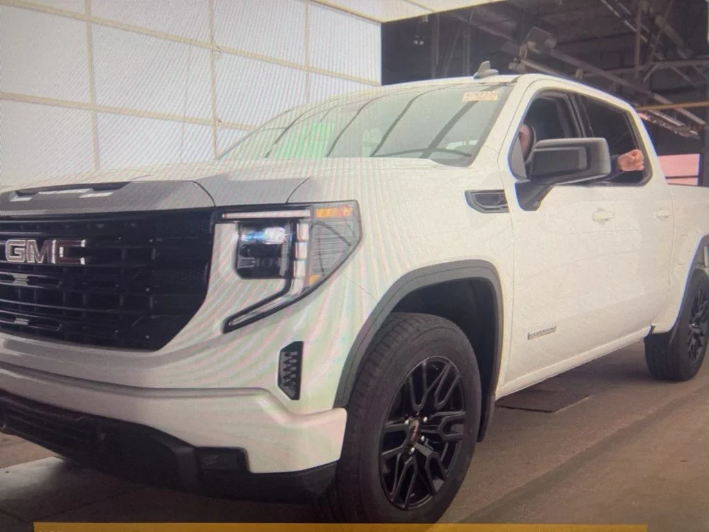 Used 2024 White GMC Elevation image 6