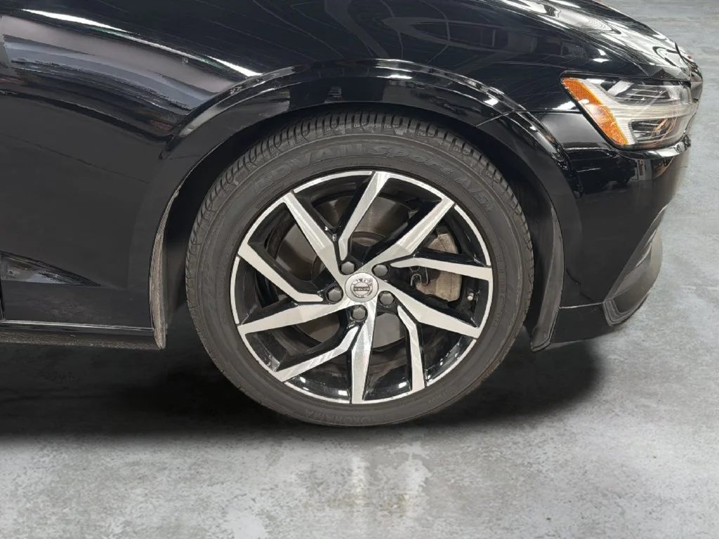 Used 2019 Black Volvo T6 Momentum image 31