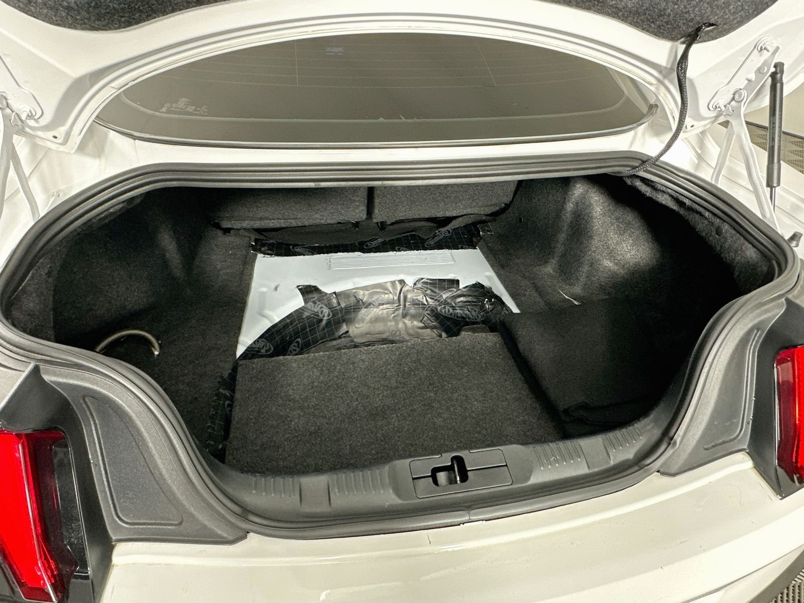 Used 2019 Oxford White Ford GT image 25