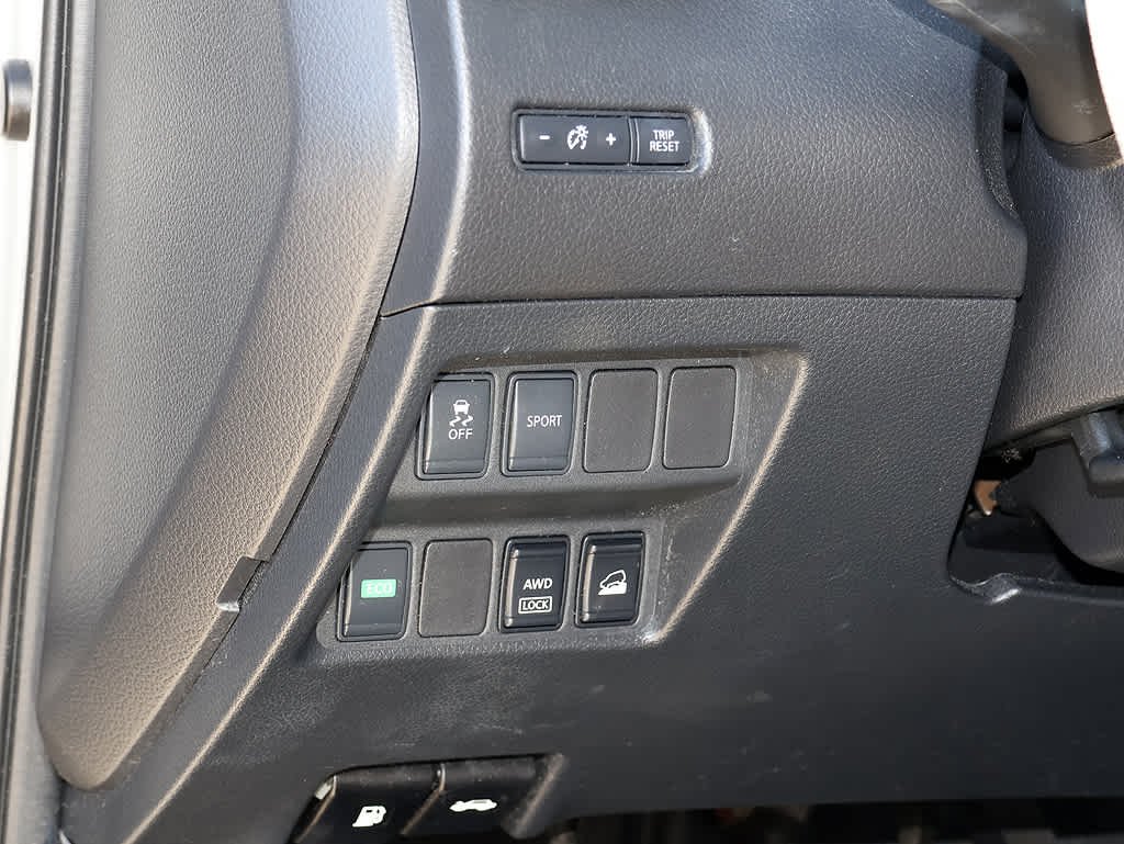 Used 2015 Brilliant Silver Nissan S image 19