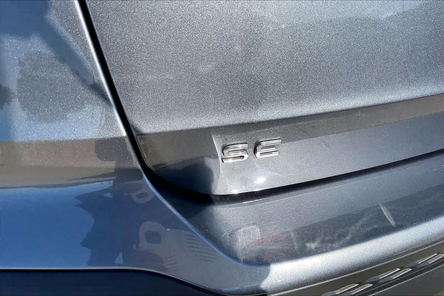 Used 2022 Platinum Gray Metallic Volkswagen SE image 10