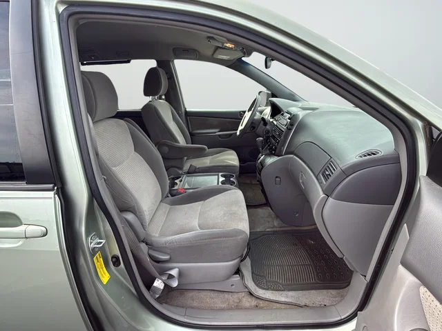Used 2010 Silver Toyota LE image 26