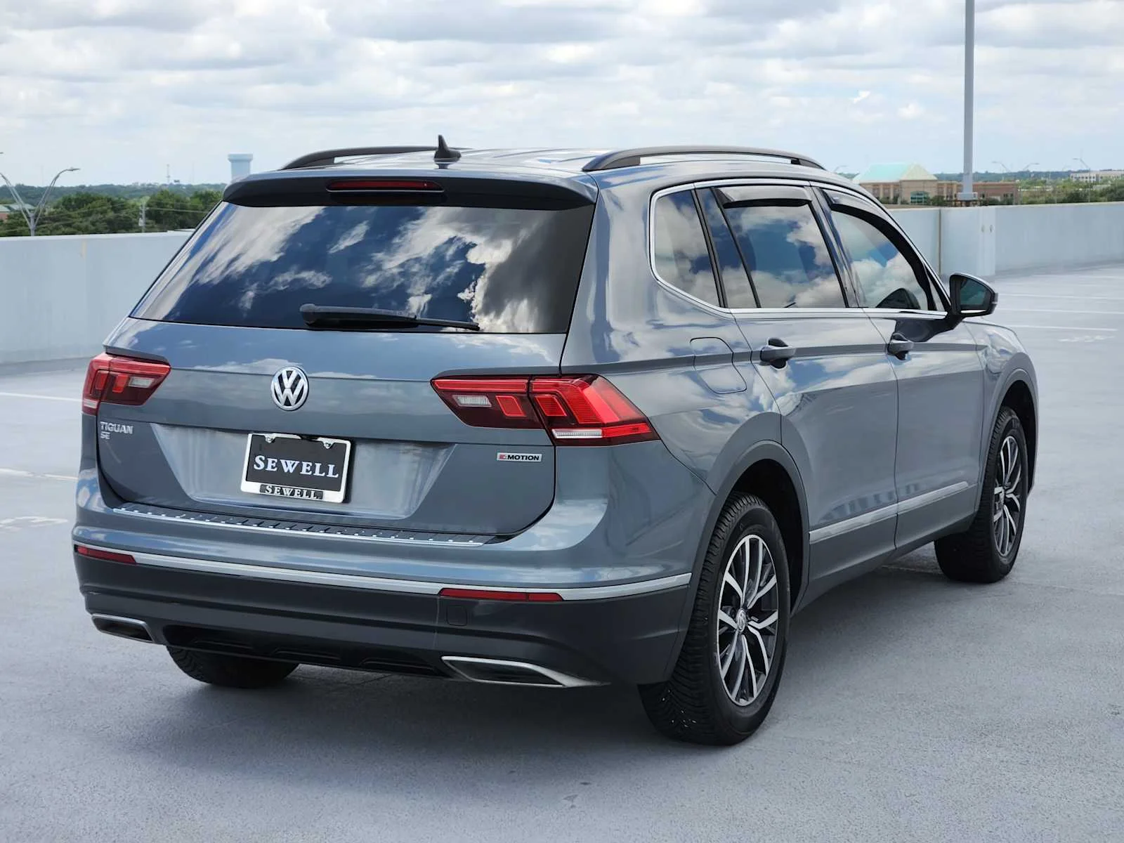 Used 2020 Platinum Gray Metallic Volkswagen SE image 5