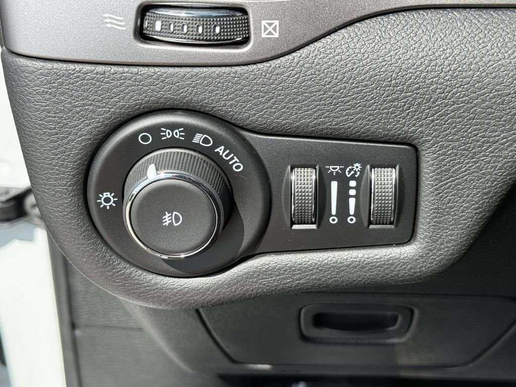 Used 2021 White Jeep Latitude Lux image 30