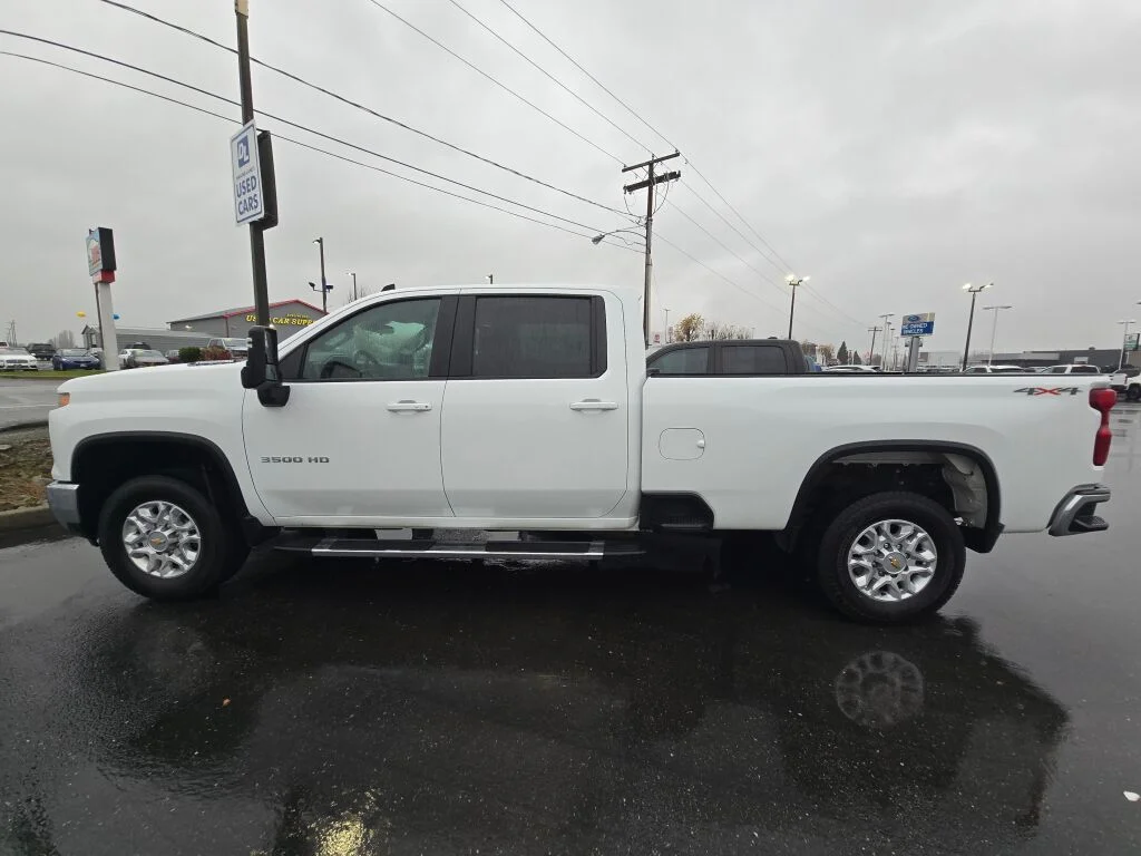 Used 2024 Summit White Chevrolet LT image 9