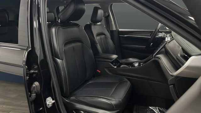 Used 2021 Diamond Black Jeep Limited image 23