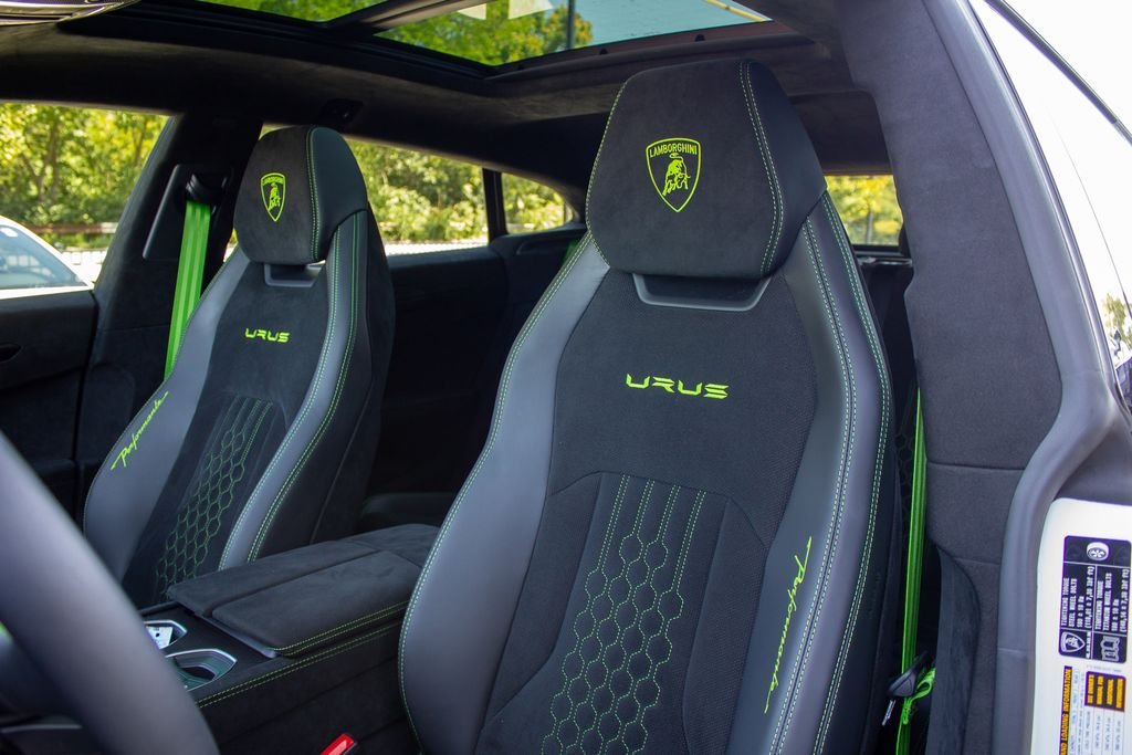 Used 2024 White Lamborghini Performante image 12