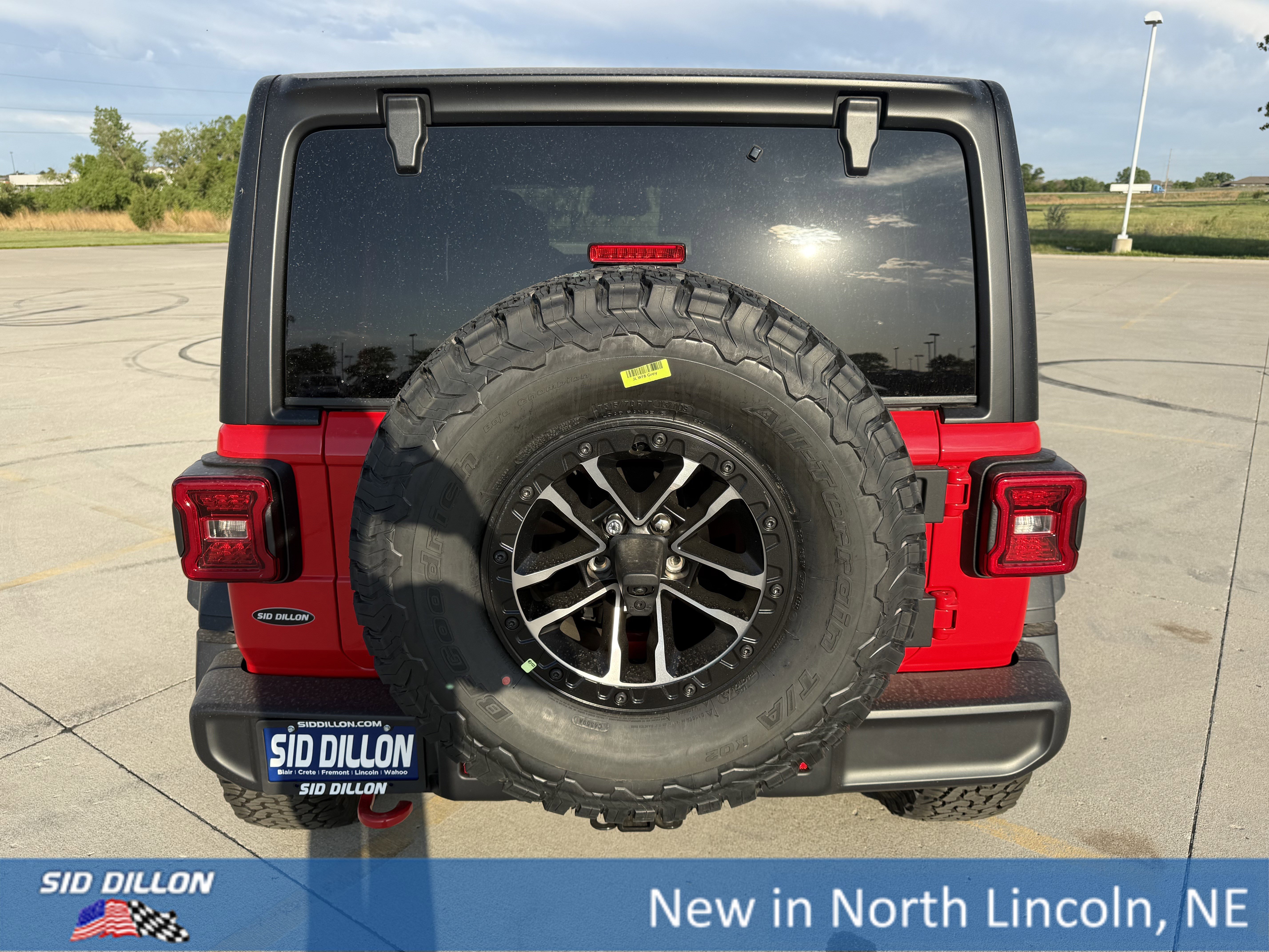 New 2026 Firecracker Red Clear-Coat Exterior Paint Jeep Rubicon image 4