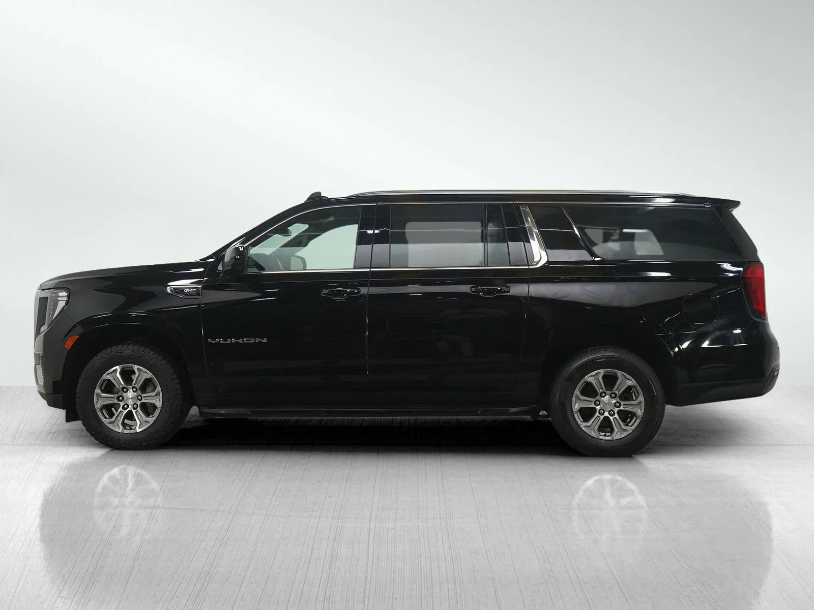 Used 2023 GMC Yukon XL SLE with VIN 1GKS2FKD0PR351183 for sale in Burnsville, Minnesota