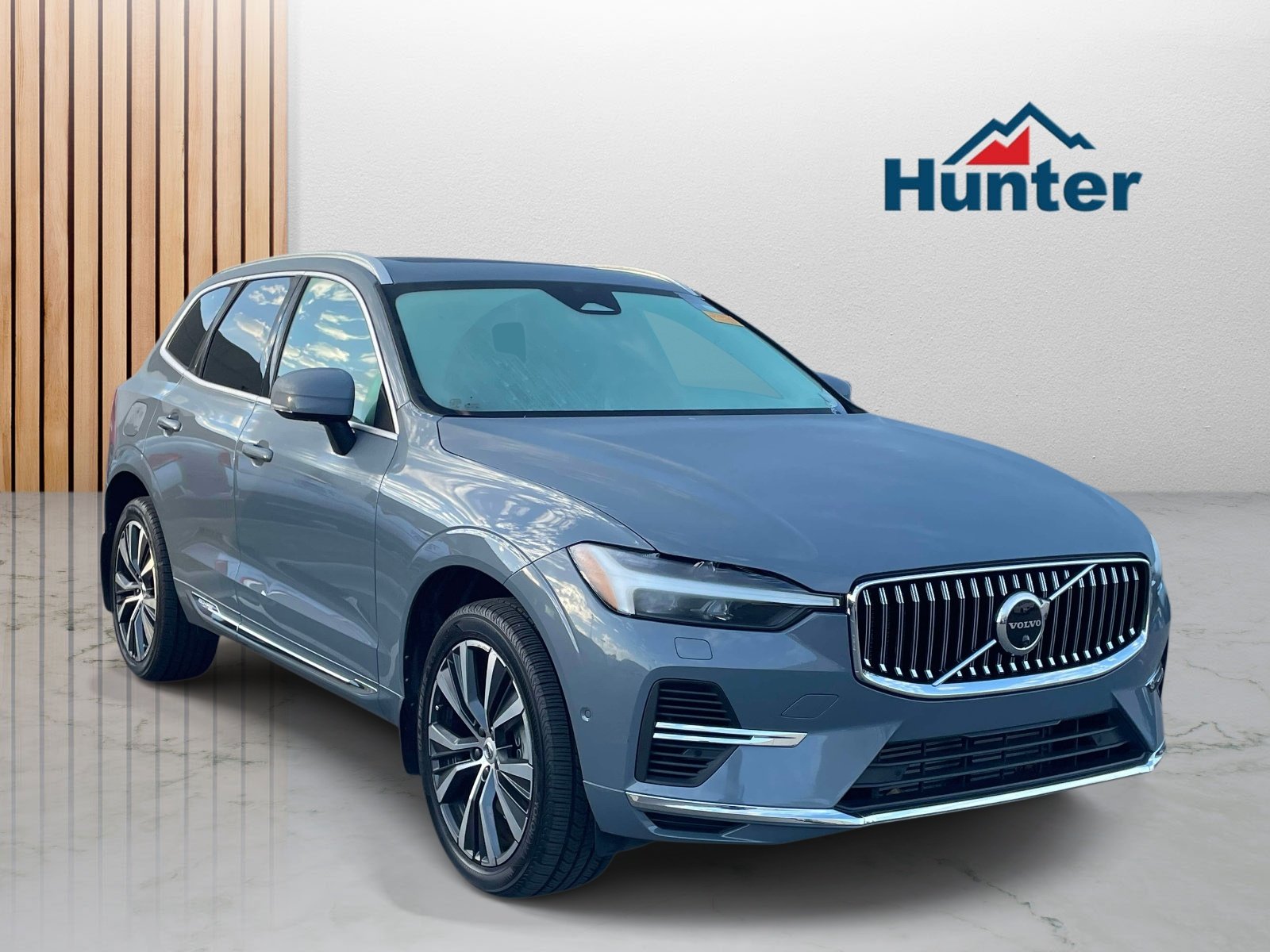 Used 2022  Volvo Inscription Expression image 1