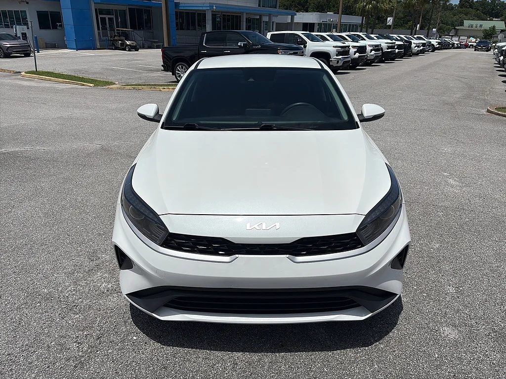 Used 2023 Snow White Pearl Kia  image 8