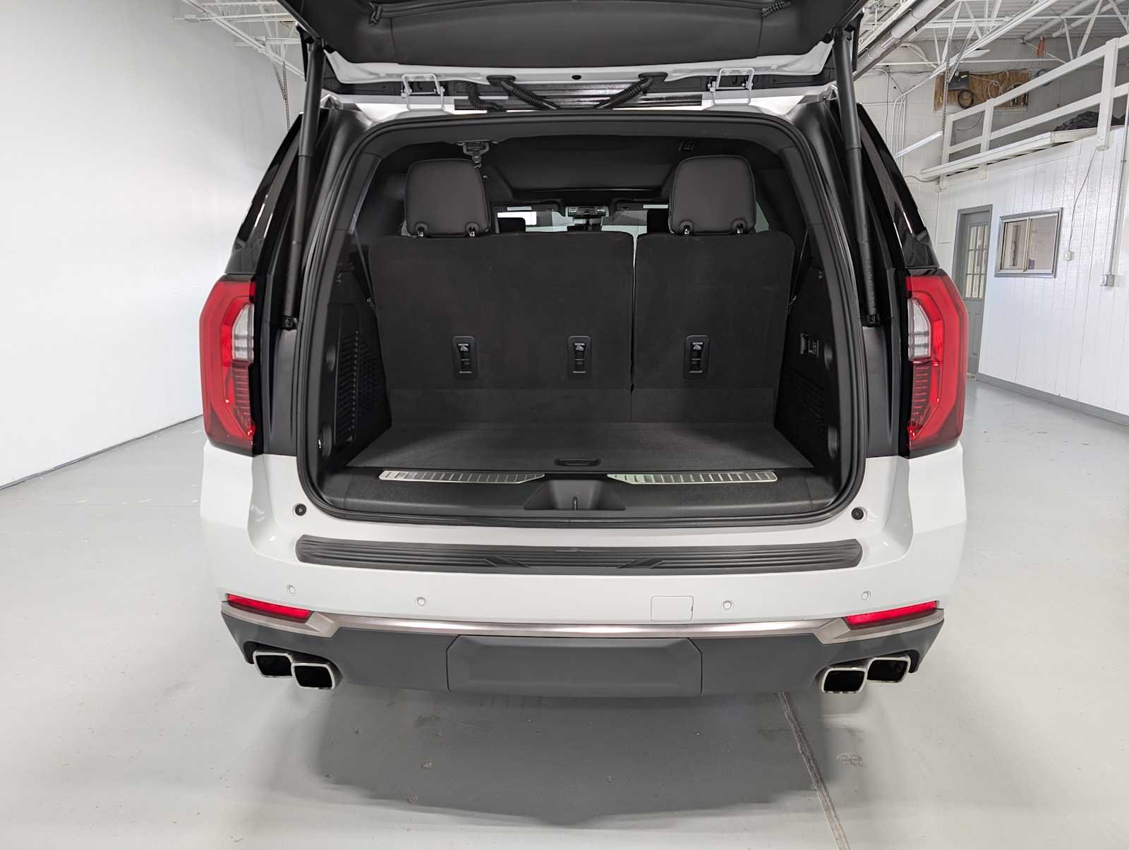 Used 2025 Summit White GMC AT4 Ultimate image 44