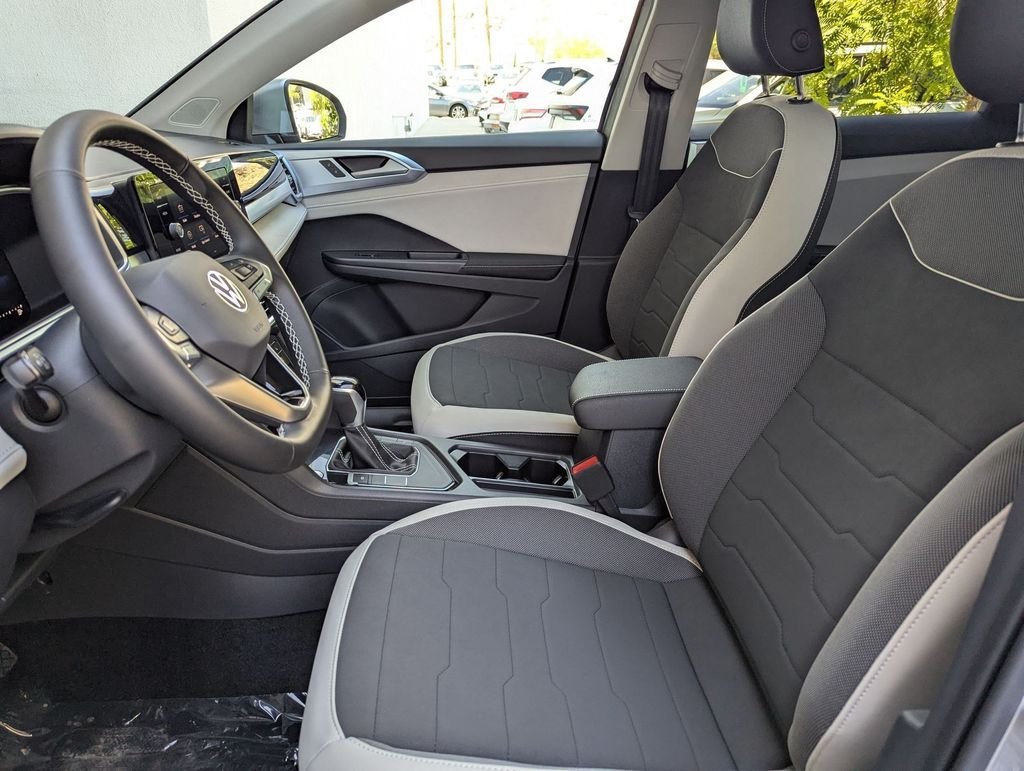 2025 Volkswagen Taos SE - Photo 14