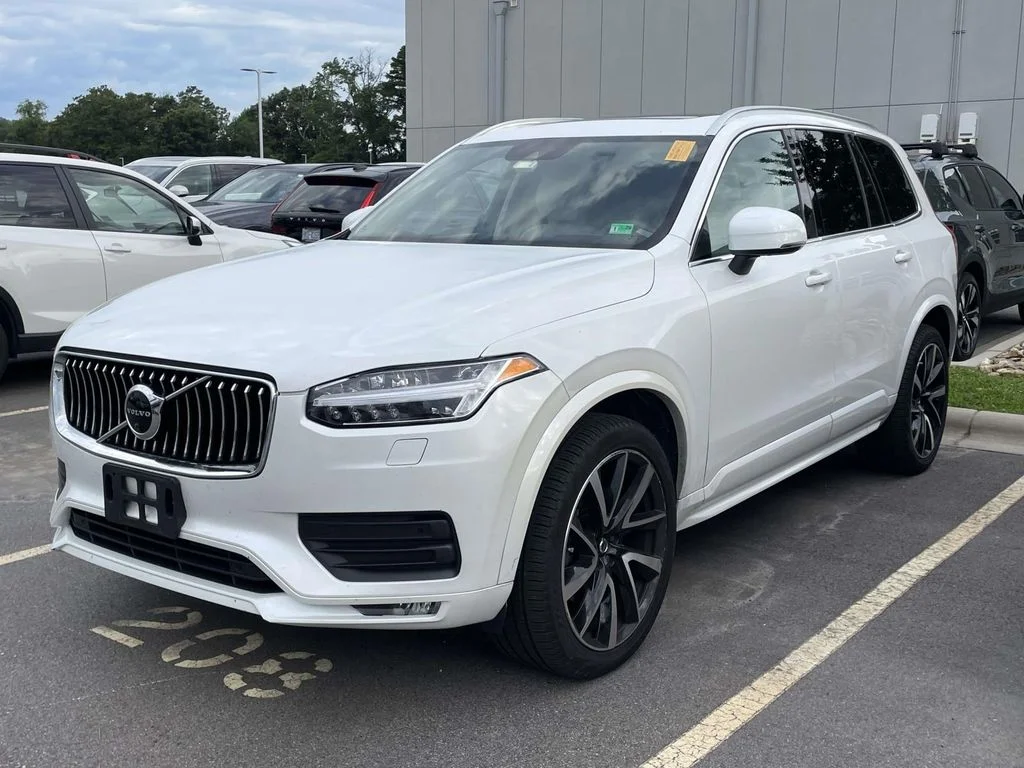 Used 2022 Crystal White Metallic Volvo Momentum image 2