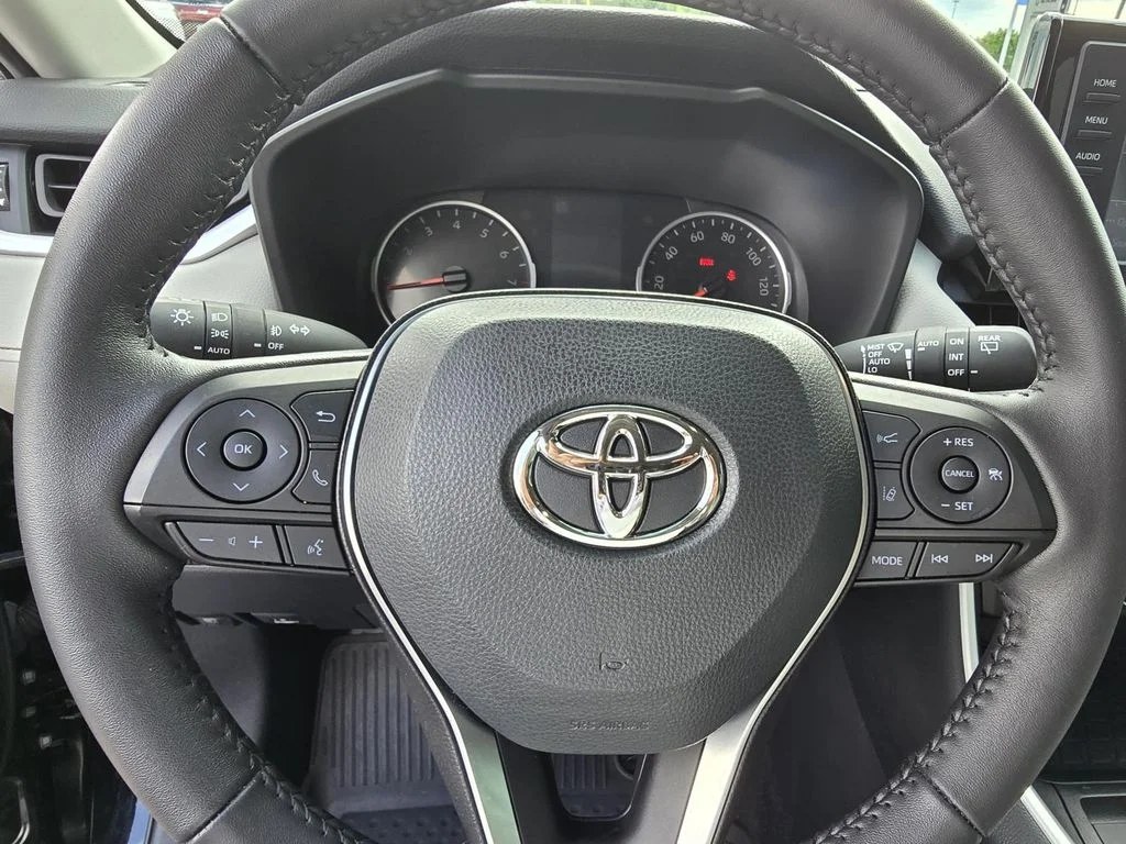 Used 2022 Midnight Black Metallic Toyota XLE Premium image 12