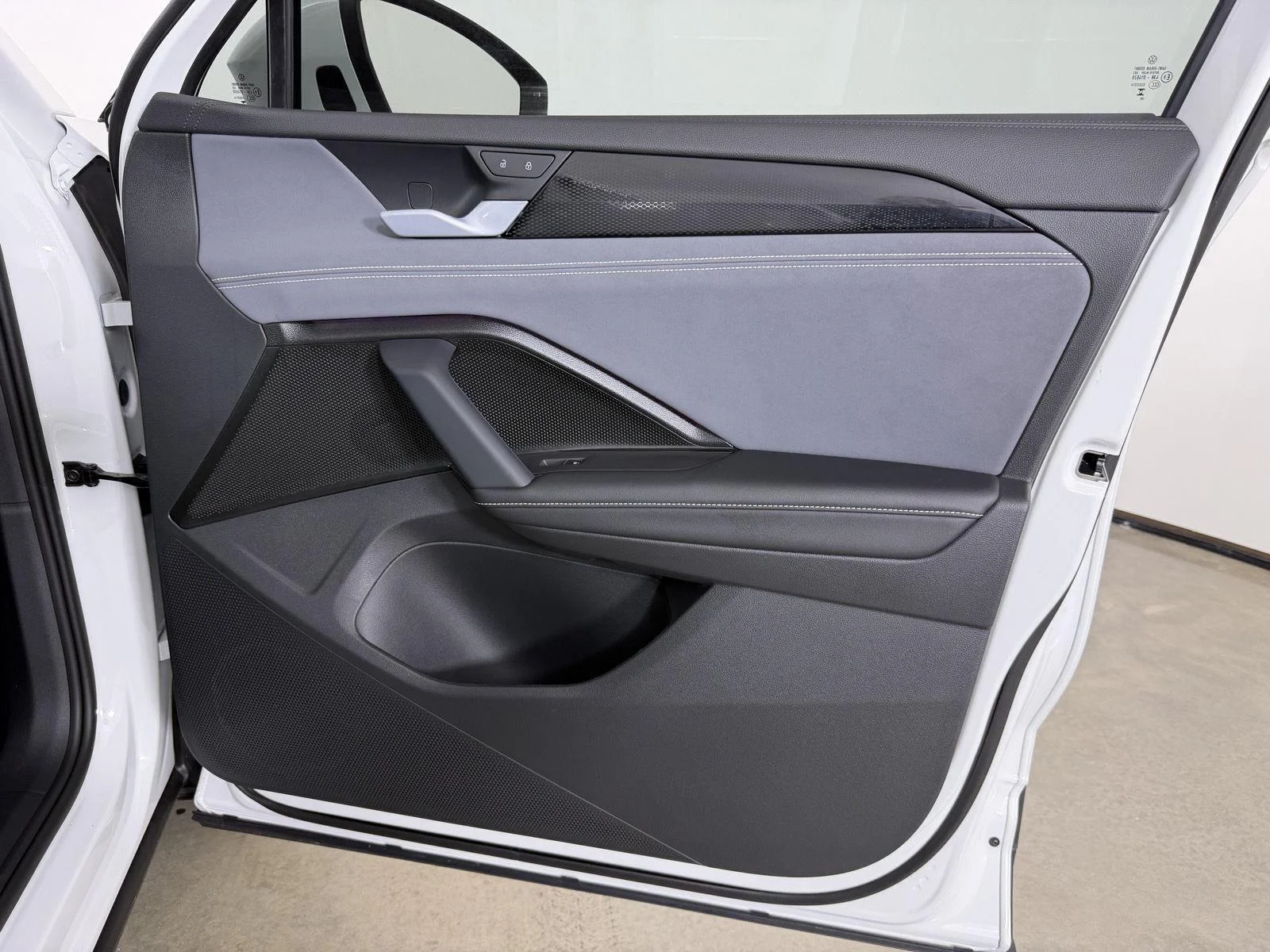 New 2026 Pure White Volkswagen SE image 15
