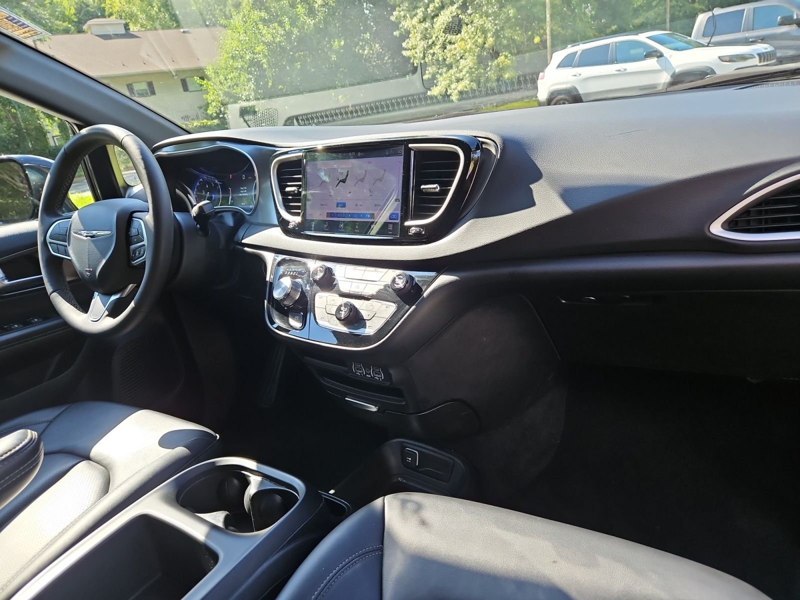 Used 2025 Black Chrysler Select image 16