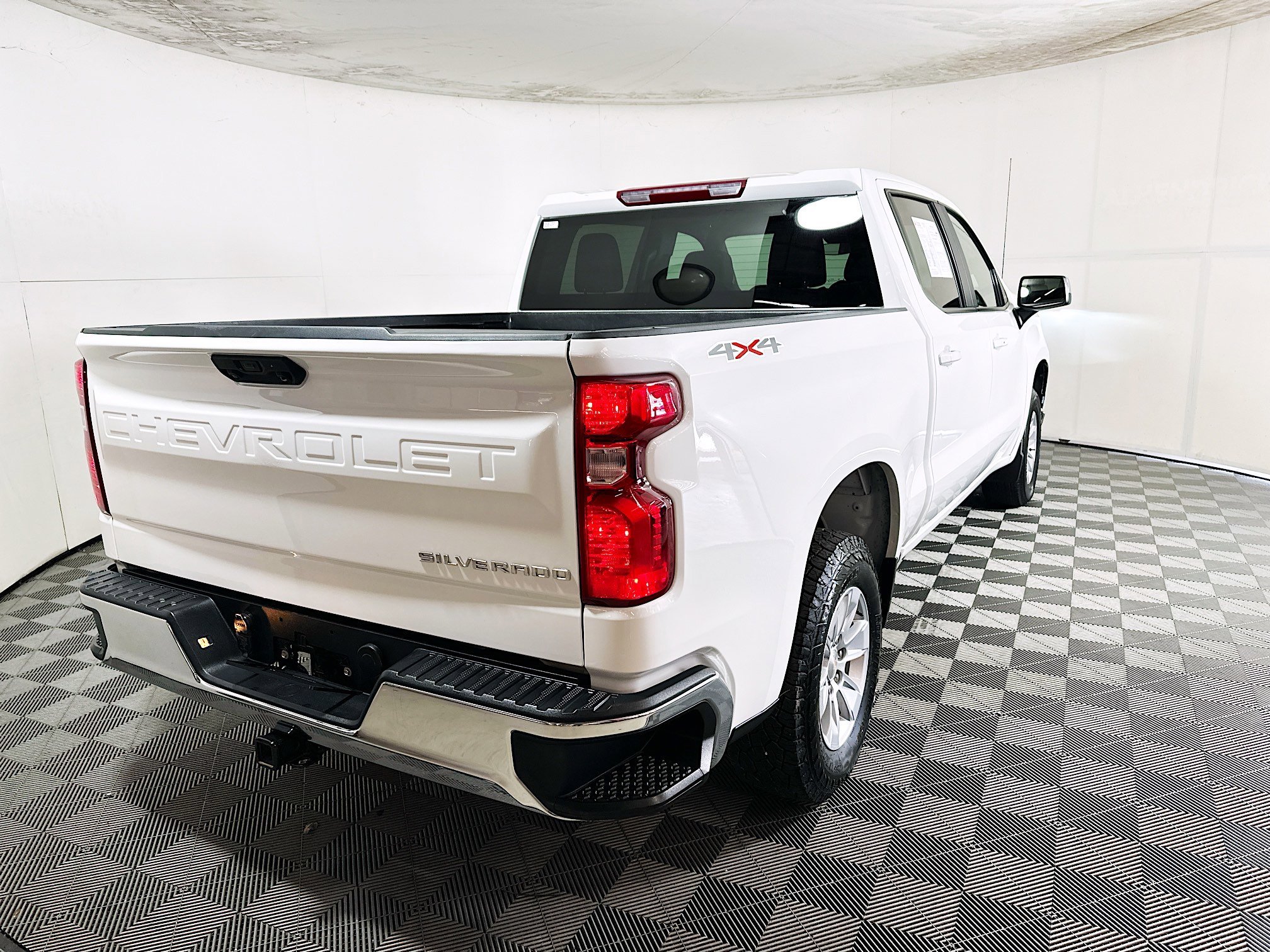 2025 Chevrolet Silverado thumbnail 5