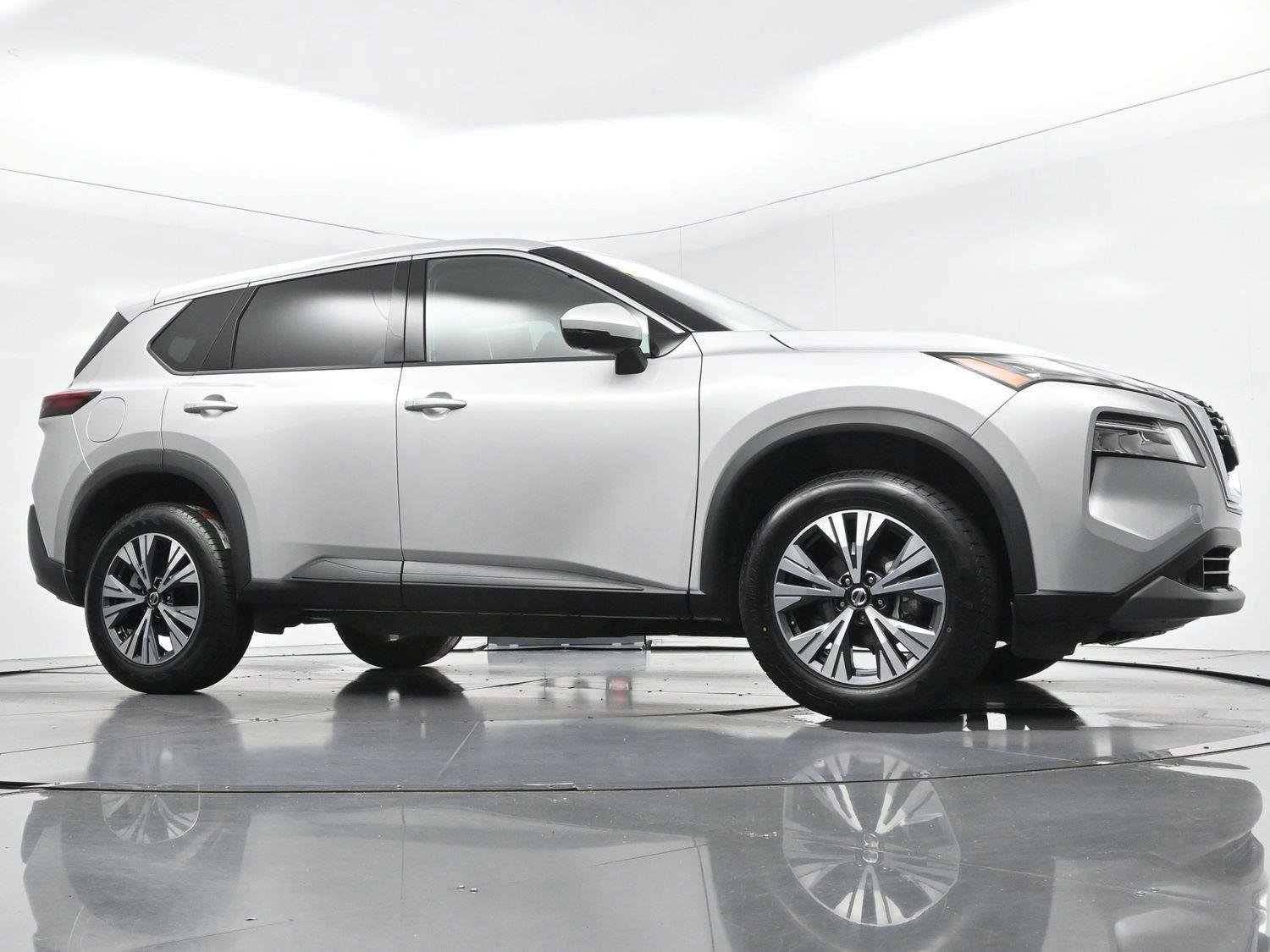 Used 2021 Brilliant Silver Metallic Nissan SV image 42