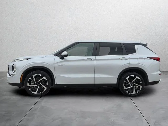 Used 2025 White Mitsubishi SE image 2