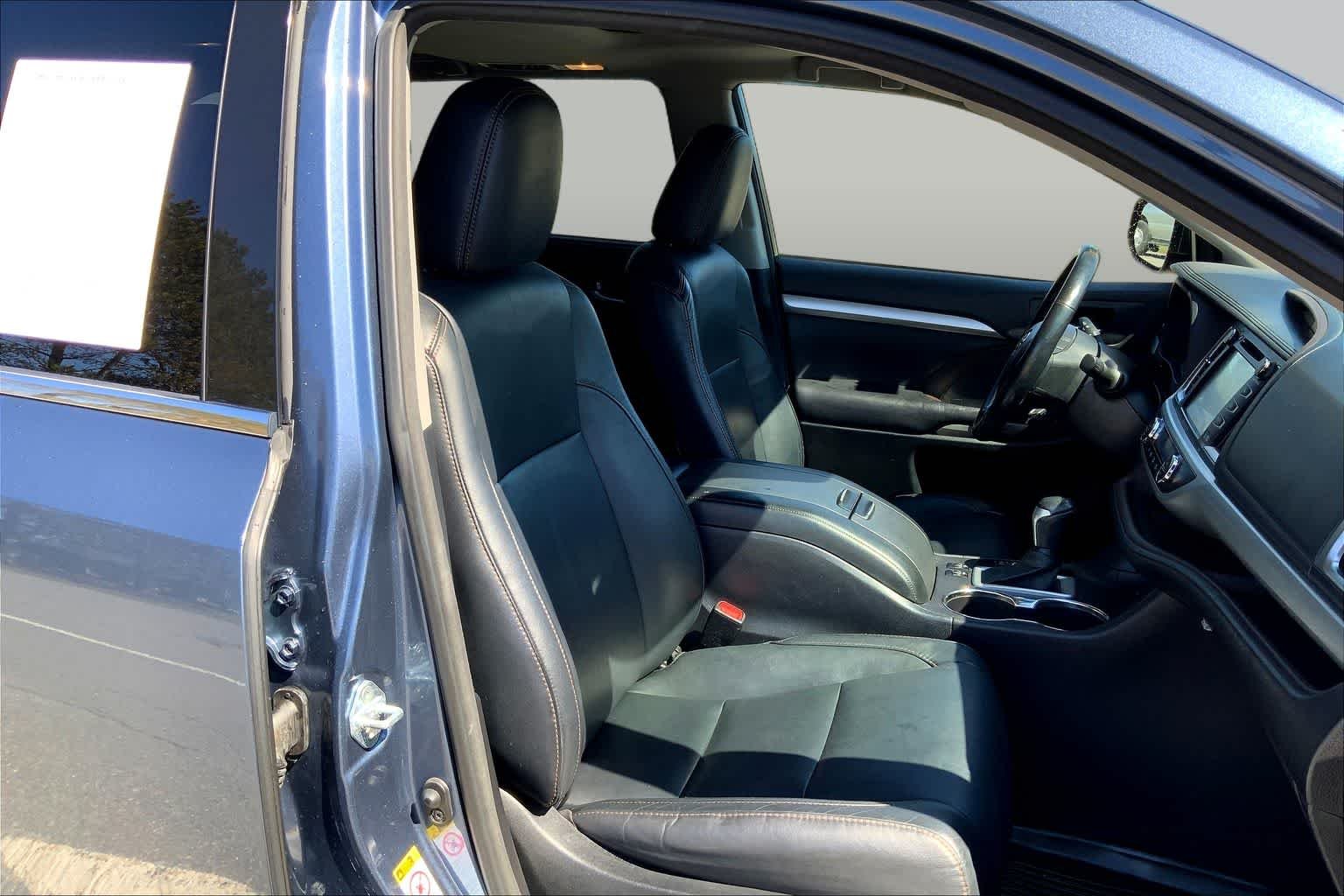 Used 2017 Shoreline Blue Pearl Toyota XLE image 8