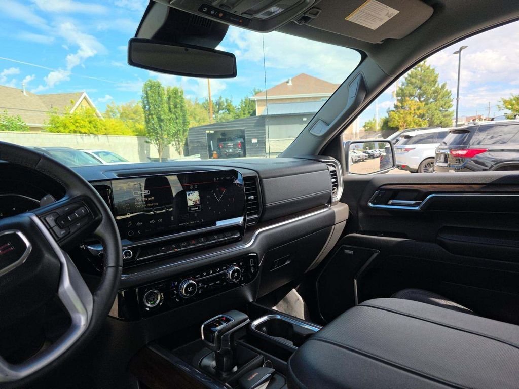 Used 2023 White GMC SLT image 9