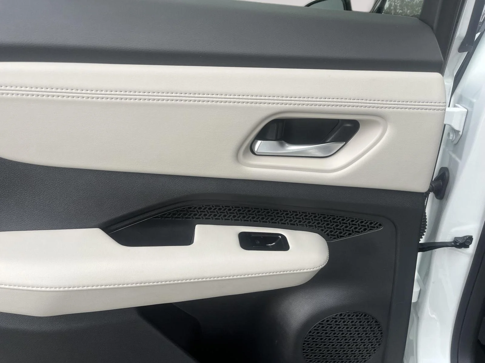 Used 2025 Everest White Pearl Tricoat/Black Diamond Pearl Nissan EVOLVE+ image 11