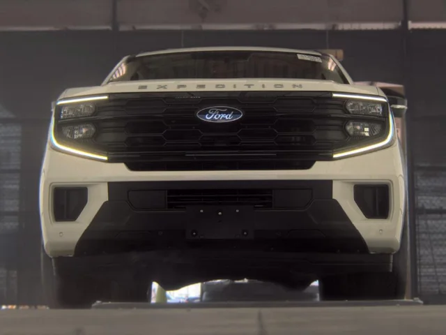 Used 2025 White Metallic Ford Active image 3