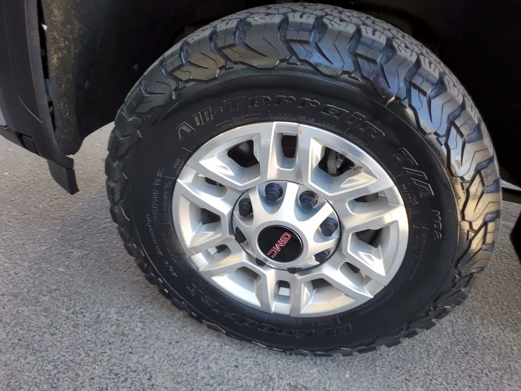Used 2024 Sterling Metallic GMC SLE image 11
