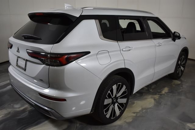 Used 2025  Mitsubishi SEL image 9