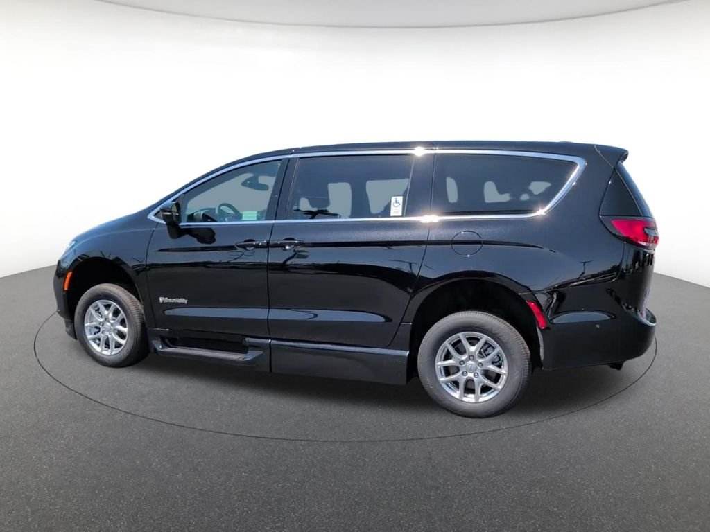 Used 2025 Black Chrysler Select image 12