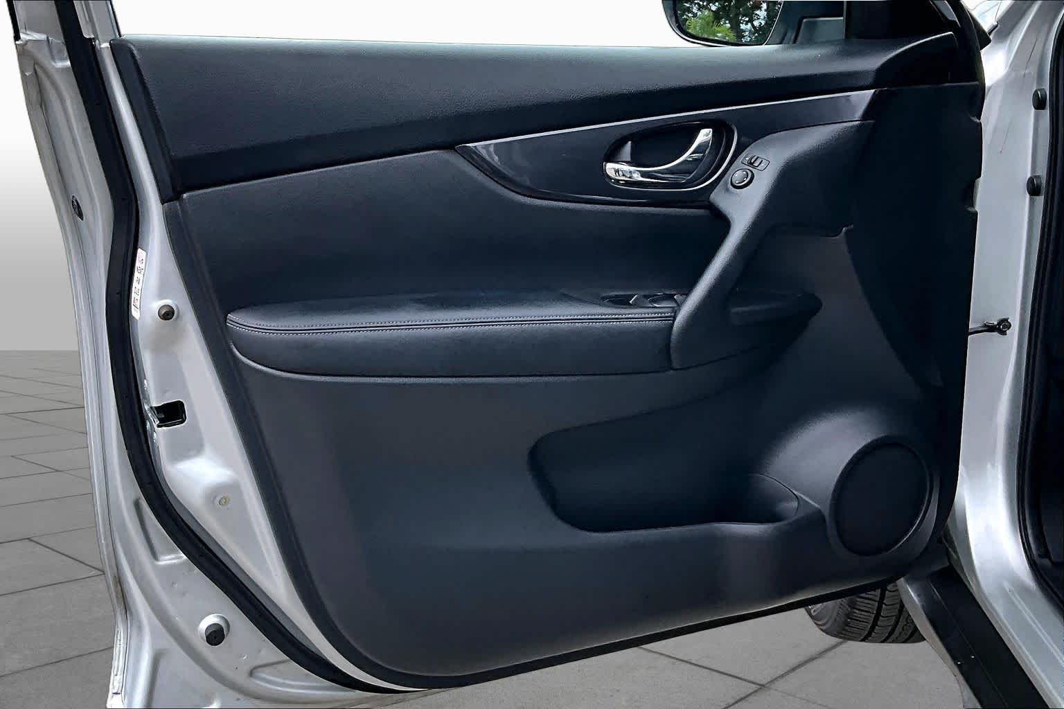 Used 2020 Brilliant Silver Metallic Nissan SV image 26