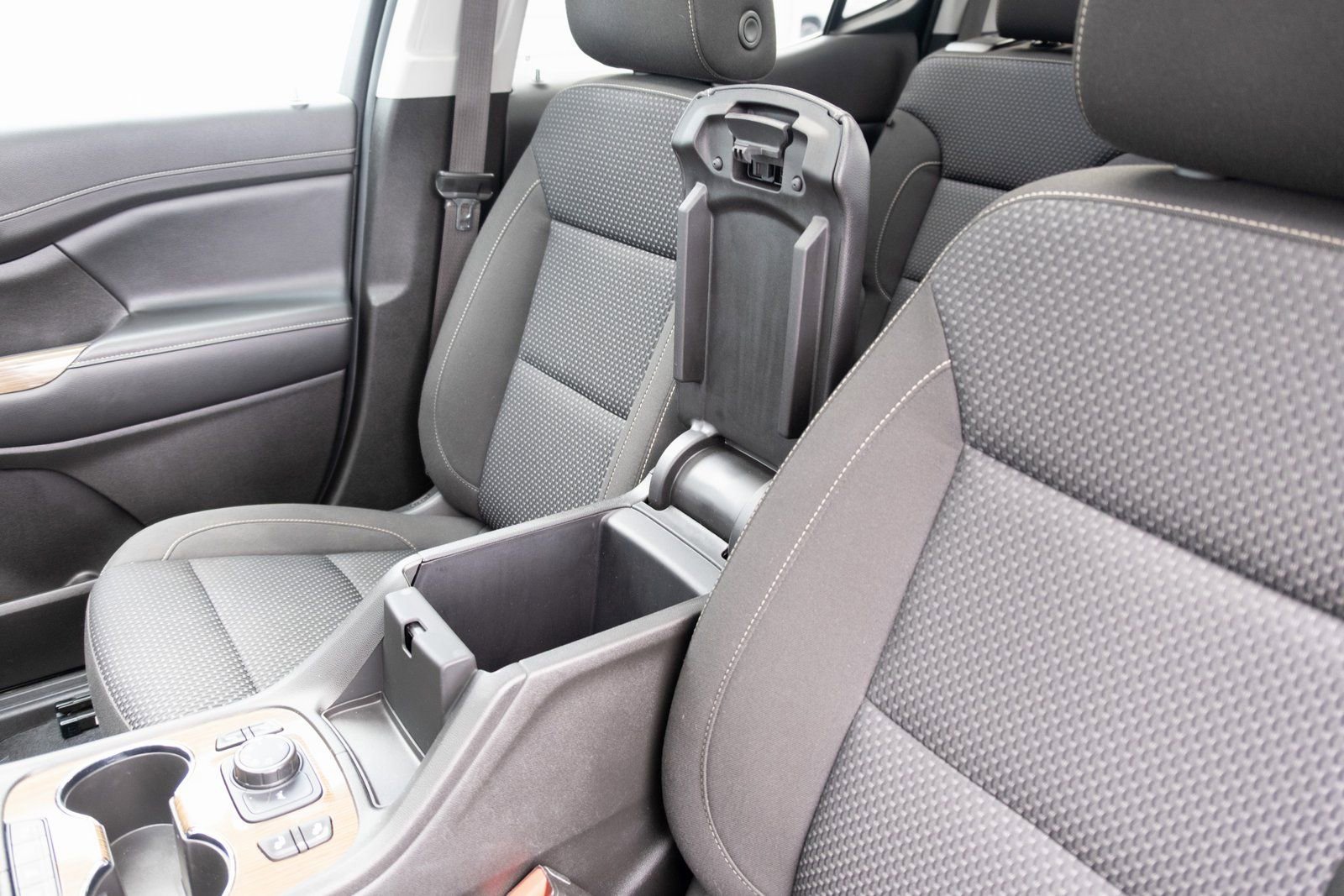 2022 GMC Acadia SLE - Photo 9