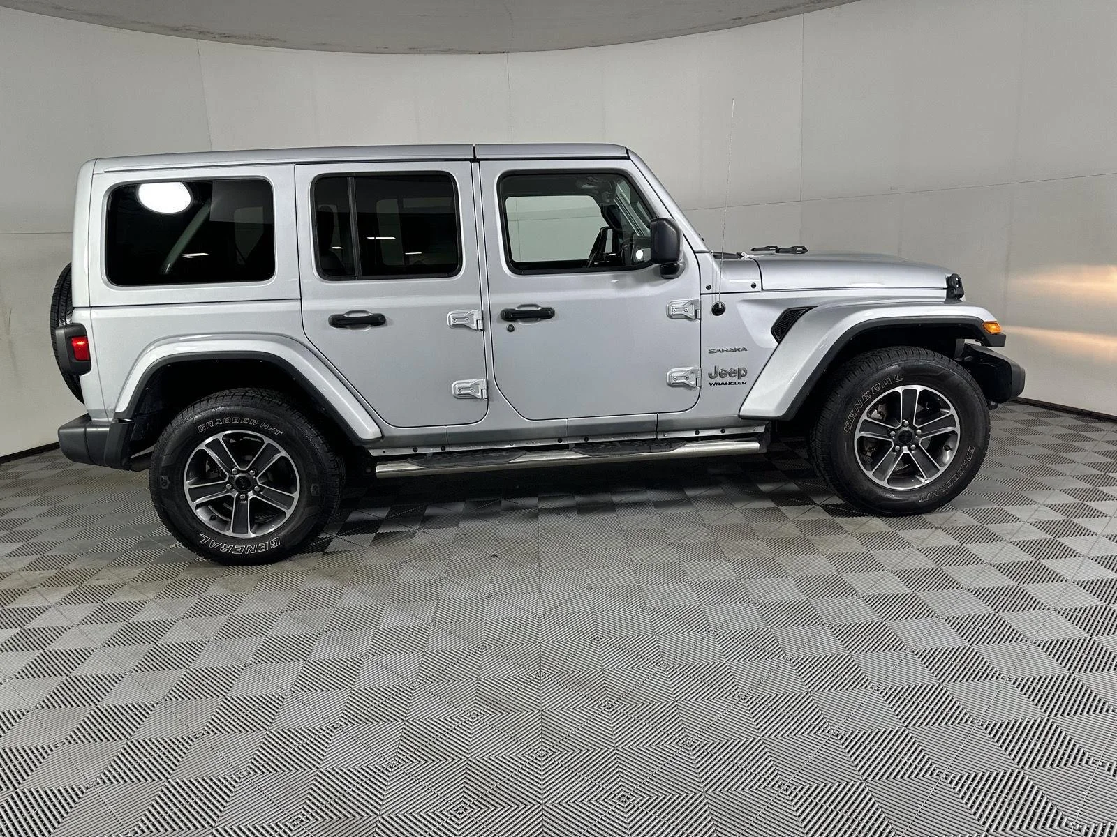 Used 2023 Silver Zynith Jeep Sahara image 6